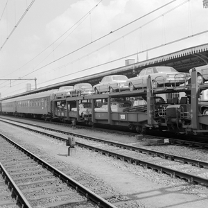 159562 Afbeelding van de autoslaaptrein langs het perron van het N.S.-station 's-Hertogenbosch te 's-Hertogenbosch.